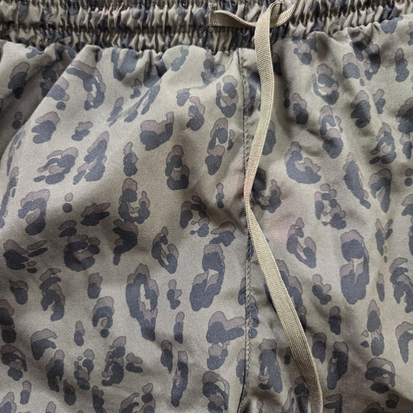 Old Navy Leopard Print Athletic Shorts Size L - Picture 4 of 6